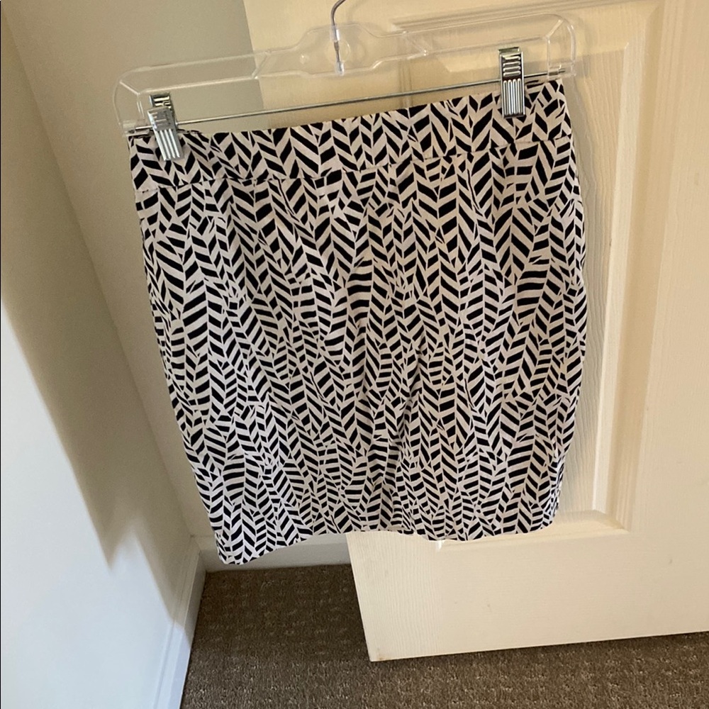LOFT Black and White Leaf Pattern Pencil Skirt